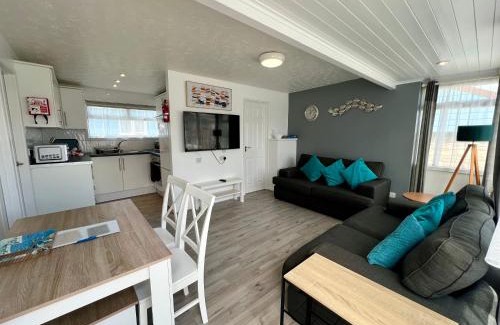 Westleigh Ski Chalet | Beach Cottage 44, Just Minutes Walk From The Sea