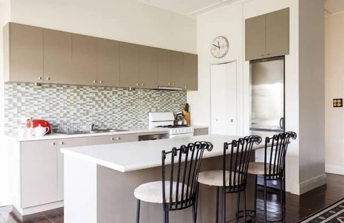 Black Rock House | Beach Cottage best location near beach & shops