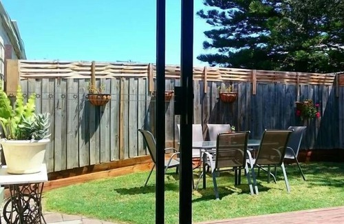 Black Rock House | Beach Cottage best location near beach & shops
