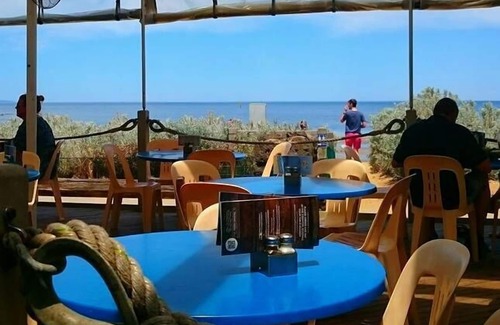 Black Rock House | Beach Cottage best location near beach & shops