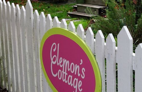 Historic Downtown Manteo Cottage | Beach cottage in the heart old town Manteo 0BX. 🐾 welcome