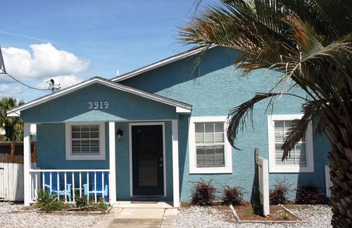 Holiday Beach Cottage | Beach Cottage - walk to Gulf - Sleeps up to 8