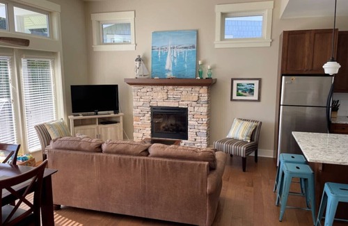 Regional District of Nanaimo House | Beach Days & Poolside Relaxing at Qualicum Landing