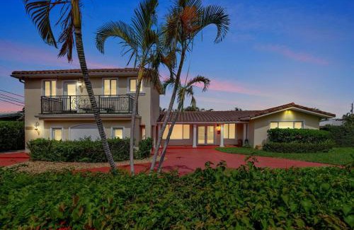 Lauderdale-by-the-Sea House | Beach Duplex - 3br 5ba Manor with Heated Pool