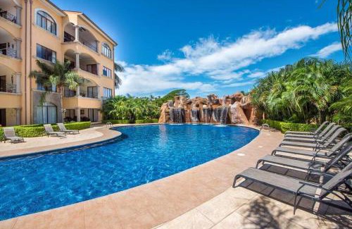 Tamarindo Apartment | Beach Facing, Large Pool & Guard In The Town