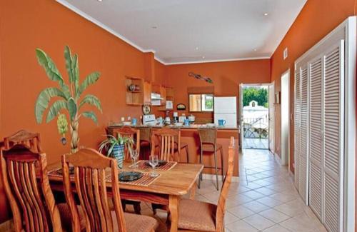 Tamarindo Apartment | Beach Facing, Large Pool & Guard In The Town