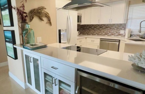 Belleair Beach Condo | Beach Front 2B 2B. Elegant Top Floor End Unit On Desirable Belleair Beach