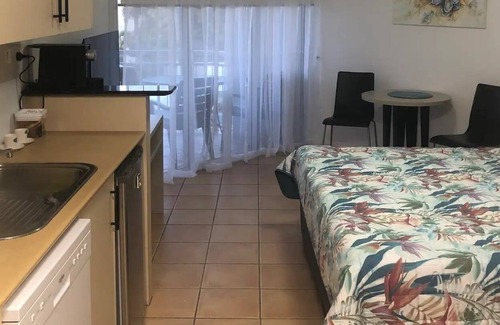 Sunshine Coast Apartment | Beach Front Resort Studio King Apartment on Alex