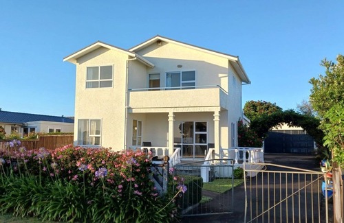 Haumoana Villa | Beach-front Bliss: Coastal Paradise Awaitsn