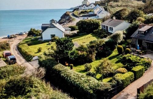 Chillington Apartment | Beach Front Coastal Retreat with Sea Views