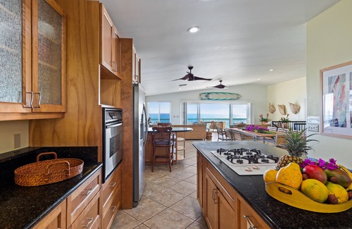 Makaha House | BEACH FRONT Paradise With A/C, Pool & Jet Tub