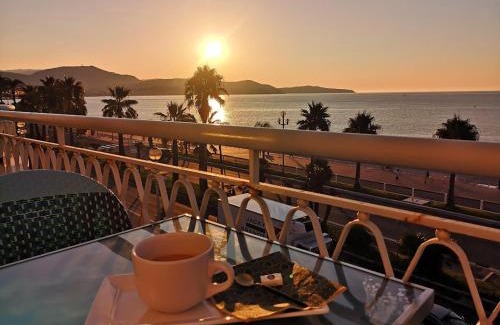 Fabron Apartment | Beach front, Superbe appartement pour 4 personnes