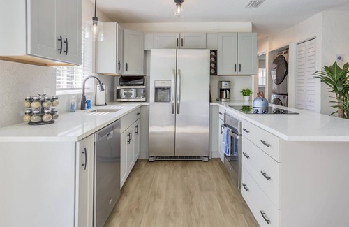 Dunedin Condo | Beach Gear Provided Free Beach Pass To Honeymoon Island 2 King Beds Fast Wi-fi