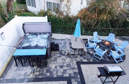 Rehoboth Beach House | Beach gem! Hot Tub/EV/2bd/3.7mi beach/.5mi outlets