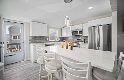 Southend Condo | Beach Getaway + Parking + 2 blocks to Beach!