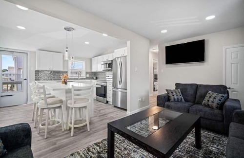 Southend Condo | Beach Getaway + Parking + 2 blocks to Beach!