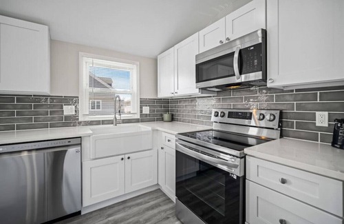 Southend Condo | Beach Getaway + Parking + 2 blocks to Beach!