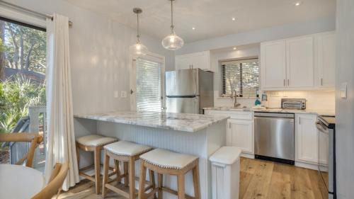 Palmetto Dunes Villa | Beach Getaway, Lagoon, Private Deck