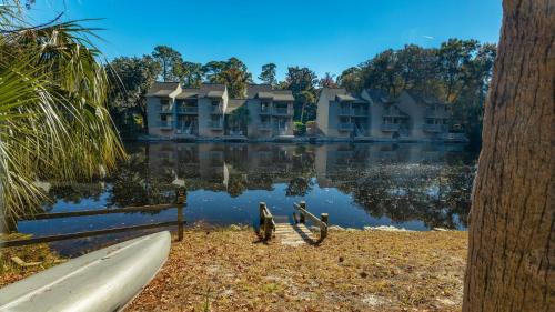Palmetto Dunes Villa | Beach Getaway, Lagoon, Private Deck