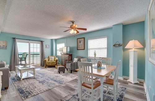 Garden City Apartment | Beach Getaway with Pool Access and Patio with Ocean View