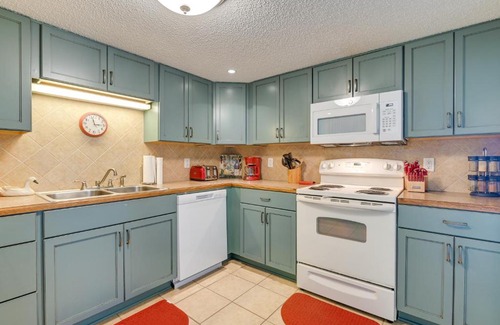 Garden City Apartment | Beach Getaway with Pool Access and Patio with Ocean View