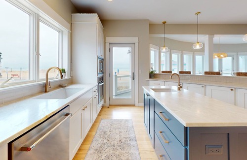 South Haven House | Beach Glass Cottage on North Beach w/Hot Tub - Unforgettable Views