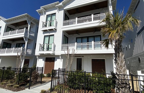 Wrightsville Beach Apartment | Beach Happy by Sea Scape Properties