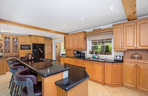 Bracebridge House | Beach Haven A Charming Lake Muskoka family cottage