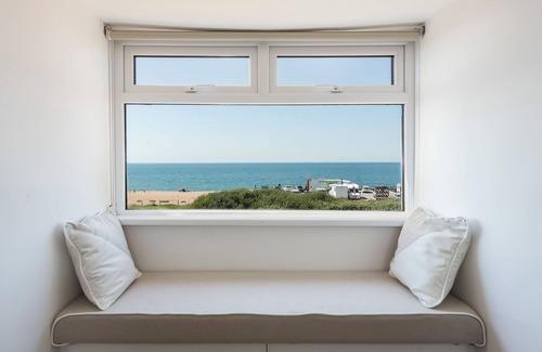 West Bexington Cottage | BEACH HAVEN, pet friendly, country holiday cottage in West Bexington