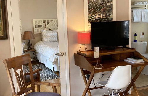 Del Rey Oaks Apartment | BEACH-HIKE-GOLF Sparkling Clean Sunny Private Studio
