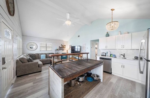 Jamaica Beach House | Beach Home with Pool in Jamaica Beach
