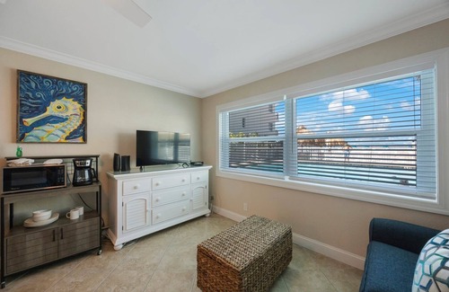 Madeira Beach Condo | Beach Hotel Unit - Ground Floor Surf Song #154