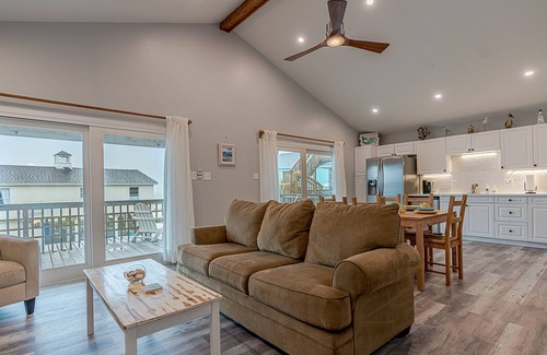 Spanish Grant House | Beach House! 2nd Row! 6 minutes to Galveston Activities!