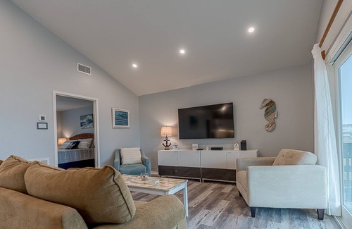 Spanish Grant House | Beach House! 2nd Row! 6 minutes to Galveston Activities!