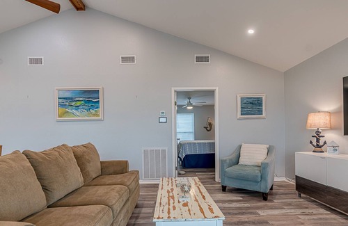 Spanish Grant House | Beach House! 2nd Row! 6 minutes to Galveston Activities!