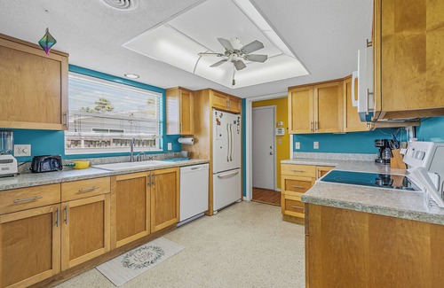 Ocean Grove Terrace House | Beach House! 5 Min Walk 2 Sand! Heated Pool and Hot Tub! Monthly Discounts!