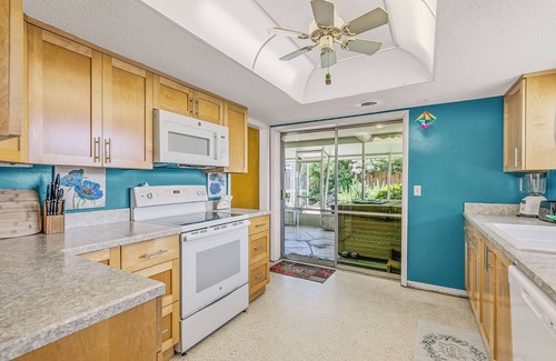 Ocean Grove Terrace House | Beach House! 5 Min Walk 2 Sand! Heated Pool and Hot Tub! Monthly Discounts!