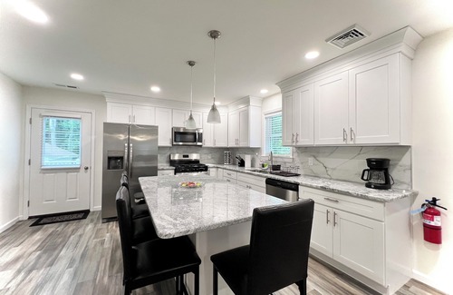 Villas House | Beach House By The Bay, Sleeps 19, 9 Car Parking, Linen Included
