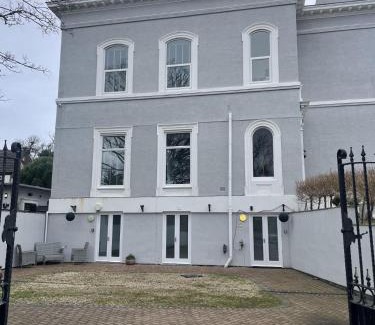 Southport Apartment | Beach House Courtyard 2 bed