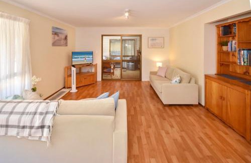 Warana House | Beach House Getaway - Family & Pets ZB6