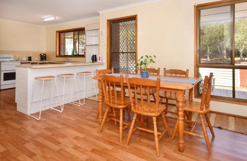 Warana House | Beach House Getaway - Family & Pets ZB6