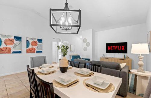 Palm Coast House | Beach House King Bed Pet Friendly! Fast Wi-Fi Netflix Garage