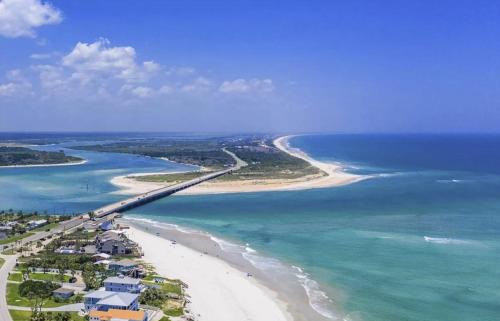 Palm Coast House | Beach House King Bed Pet Friendly! Fast Wi-Fi Netflix Garage