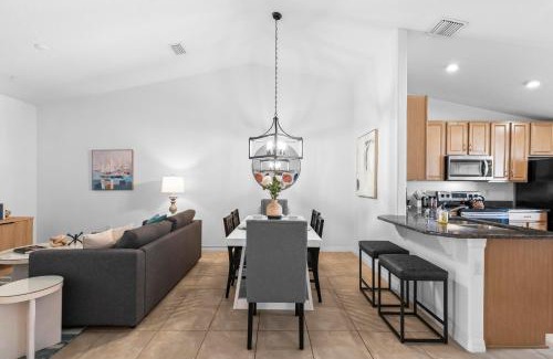 Palm Coast House | Beach House King Bed Pet Friendly! Fast Wi-Fi Netflix Garage