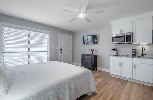 Yaupon Beach Hotel | Beach House OKI - King Studio in hotel on Oak Island, North Carolina