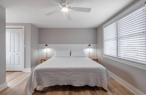Yaupon Beach Hotel | Beach House OKI - King Suite in hotel on Oak Island, North Carolina