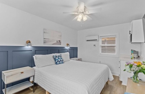 Yaupon Beach Hotel | Beach House OKI - King Room in hotel on Oak Island, North Carolina