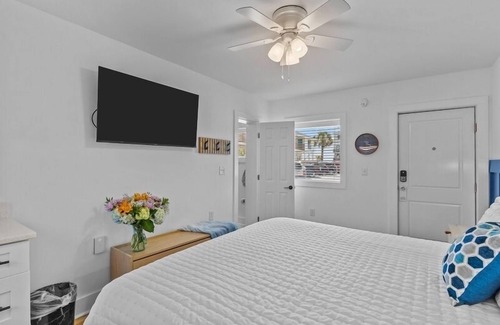 Yaupon Beach Hotel | Beach House OKI - King Room in hotel on Oak Island, North Carolina