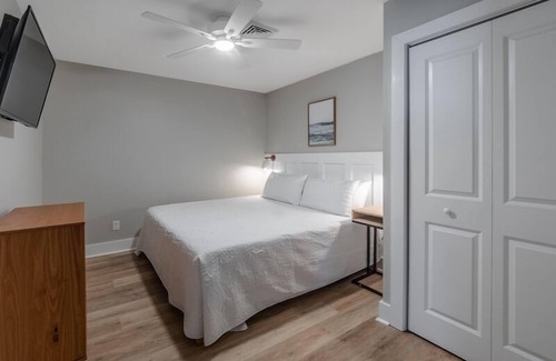 Yaupon Beach Hotel | Beach House OKI - Two King Suite in hotel on Oak Island, North Carolina