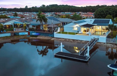 Maroochydore House | Beach House on canal , pet friendly & private jetty.SERENITY SEA BEACH HOUSE